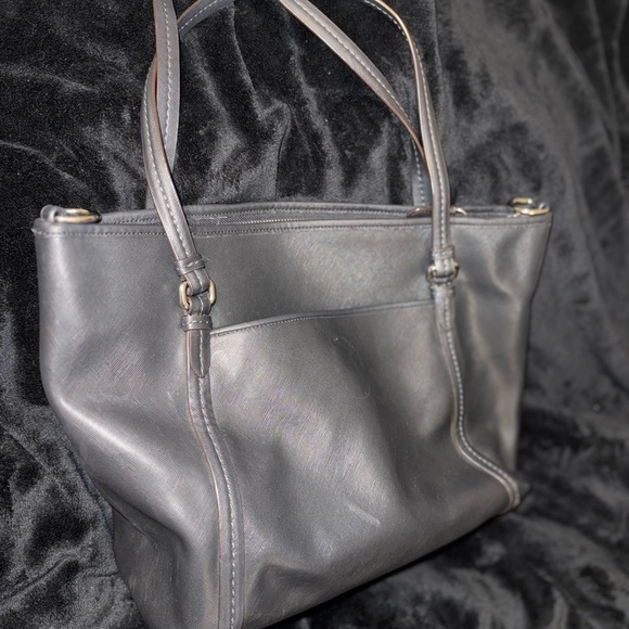 Coach Black Leather Shoulder Bag with Timeless Design - Picture 5 of 16